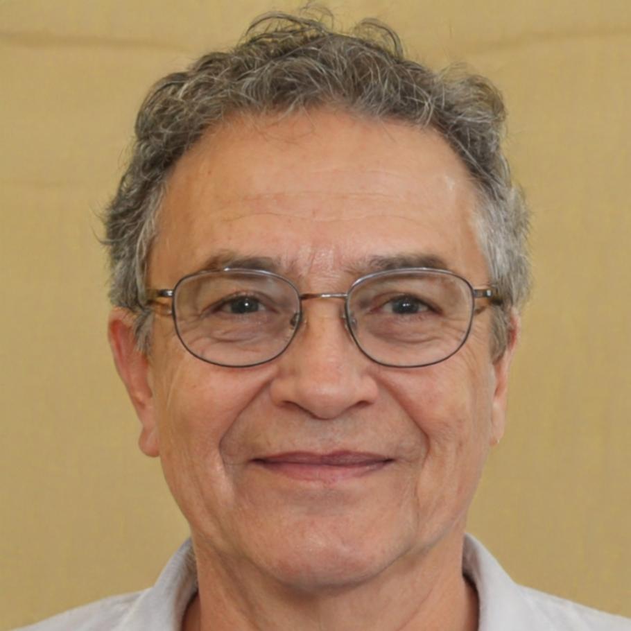 Retrato profesional de Carlos Mendoza, Director de Estrategia Financiera